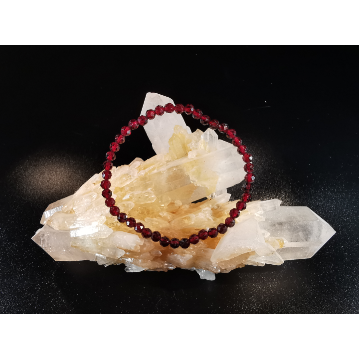 natural stone bracelet 4mm facetté:  GRENAT