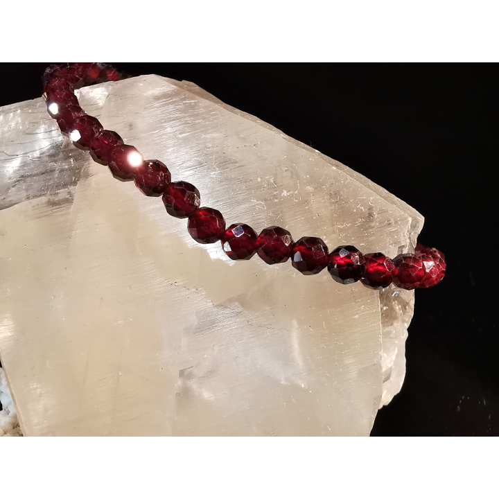 natural stone bracelet 4mm facetté:  GRENAT