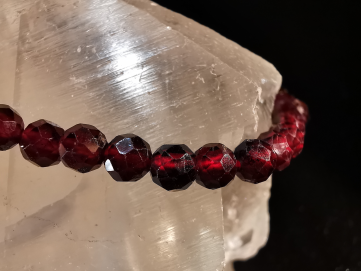 bracelet pierre naturelle 4 mm facetté:  GRENAT