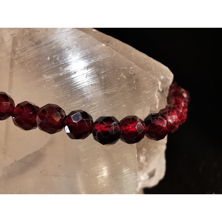 natural stone bracelet 4mm facetté:  GRENAT