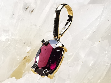Pendant: GARNET