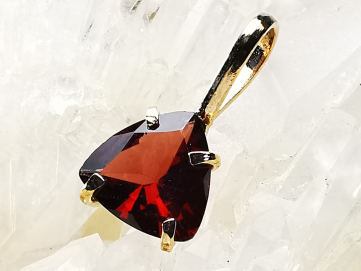 Pendant: GARNET