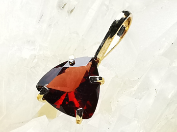 Pendant: GARNET