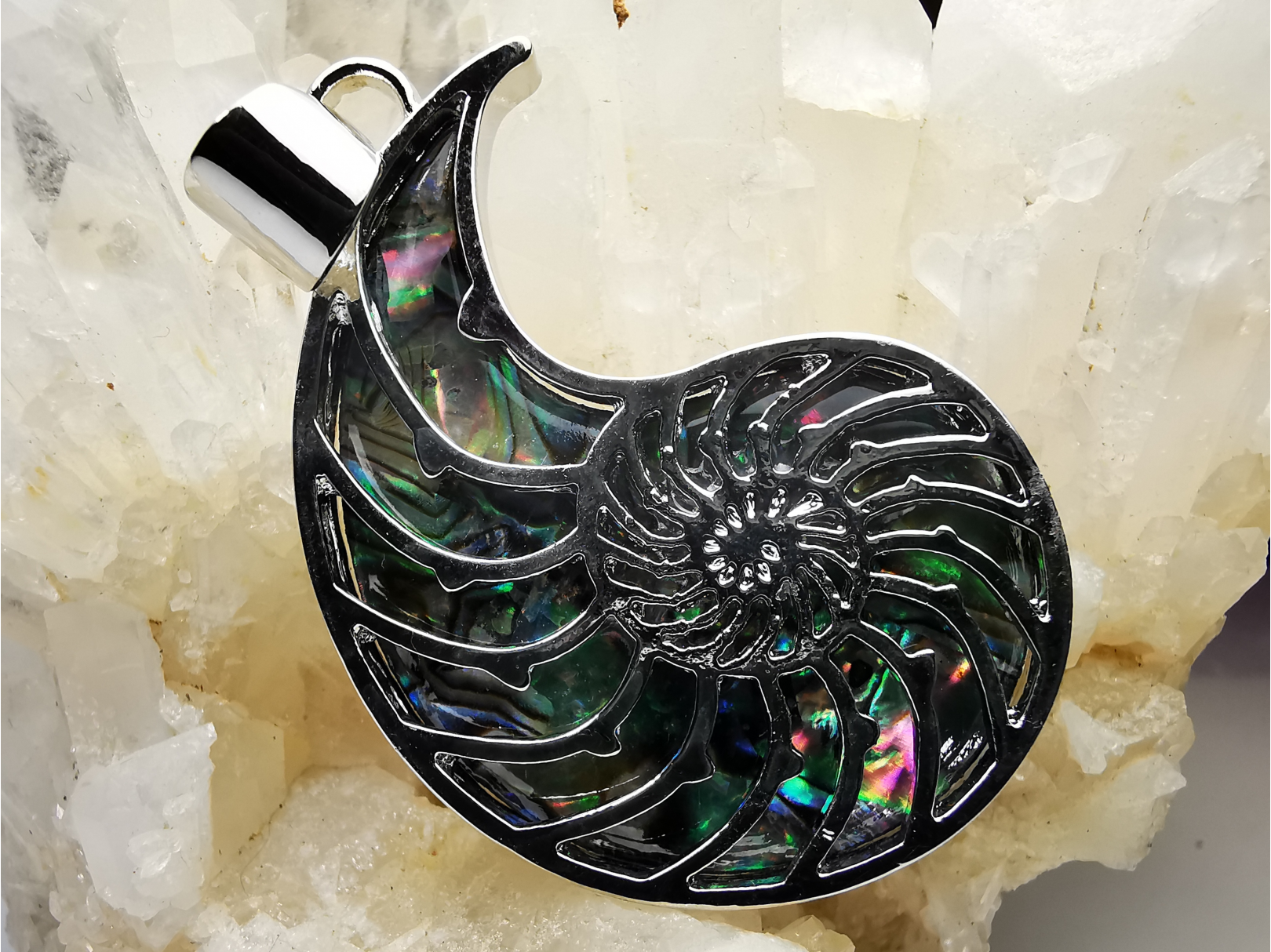 Pendentif : AMMONITE en nacre
