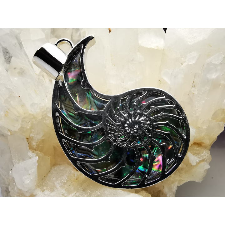 Pendentif : AMMONITE en nacre