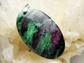 Pendentif : Rubis dans ZOISITE