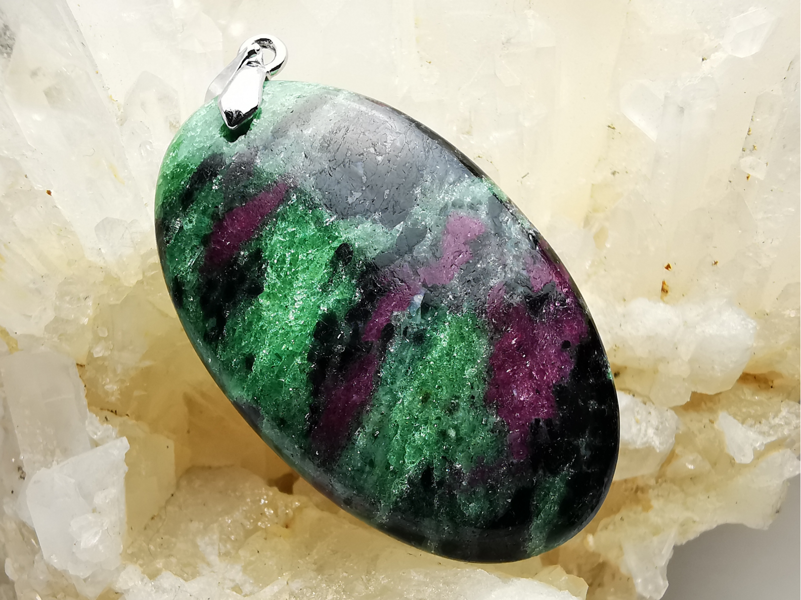Pendentif : Rubis dans ZOISITE