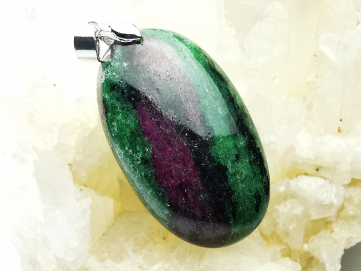 Pendentif : Rubis dans ZOISITE