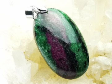 Pendentif : Rubis dans ZOISITE