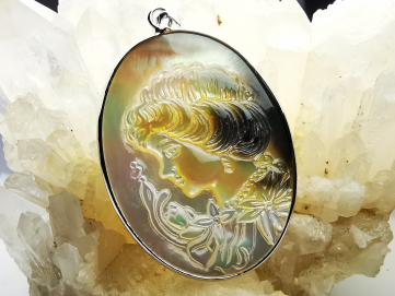 Pendentif : camée en NACRE