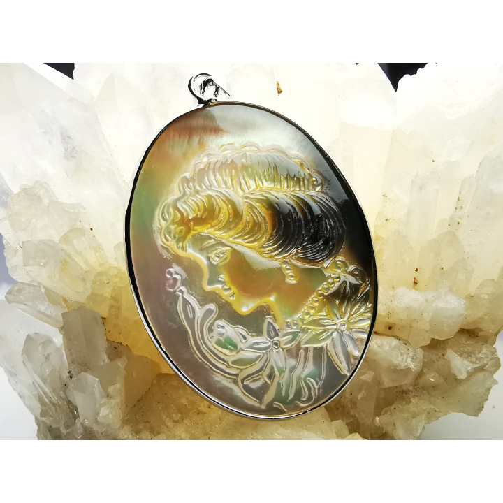 Pendentif : camée en NACRE