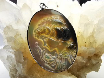 Pendentif : camée en NACRE