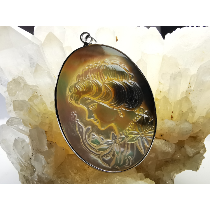 Pendentif : camée en NACRE