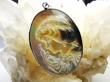 Pendentif : camée en NACRE
