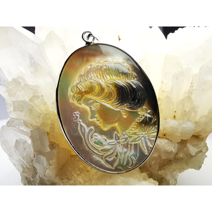 Pendentif : camée en NACRE