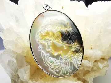 Pendentif : camée en NACRE