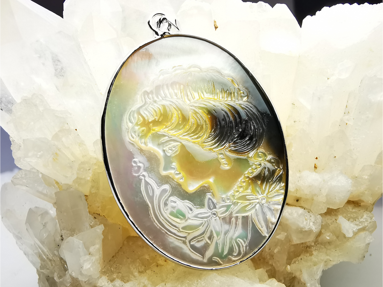 Pendentif : camée en NACRE