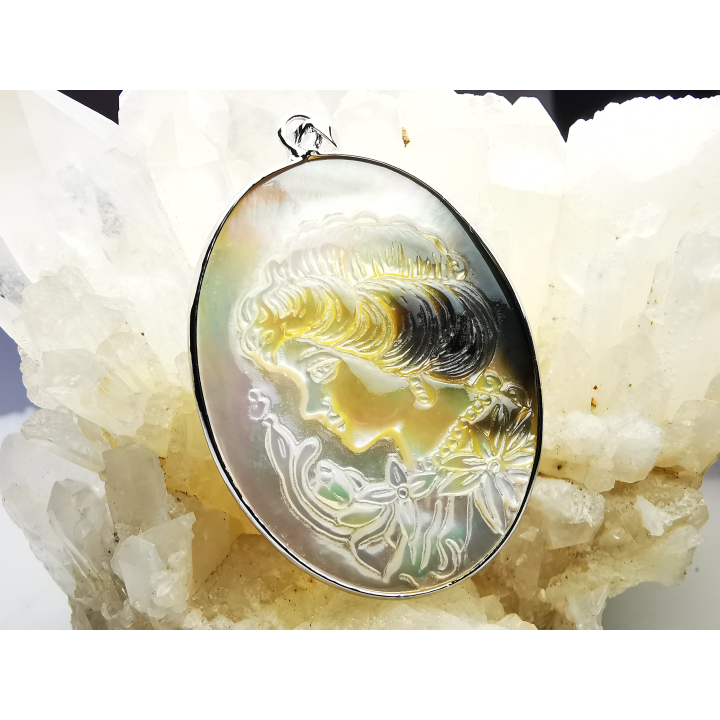 Pendant: Mother-of-pearl cameo: woman's face