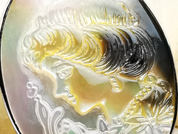 Pendant: Mother-of-pearl cameo: woman's face