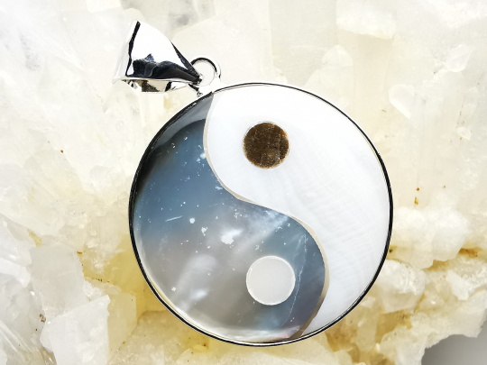 Pendant: mother-of-pearl cameo