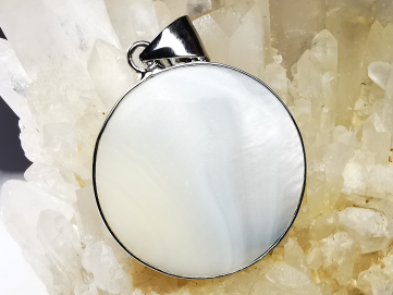 Pendentif : camée en NACRE