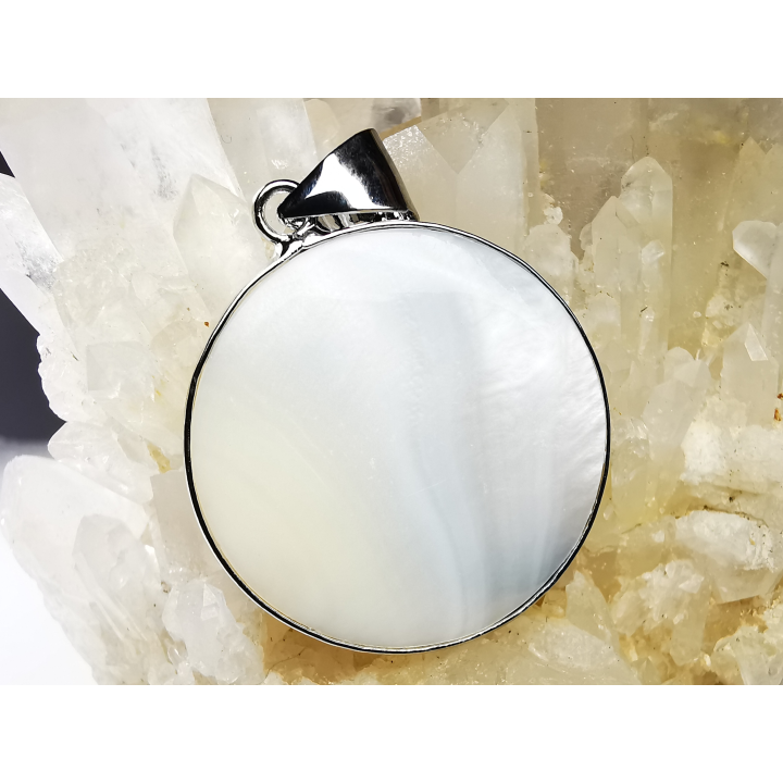 Pendentif : camée en NACRE