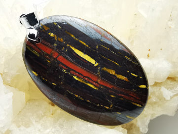 Pendentif : OEIL de FER