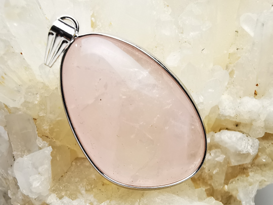 Pendentif : QUARTZ ROSE