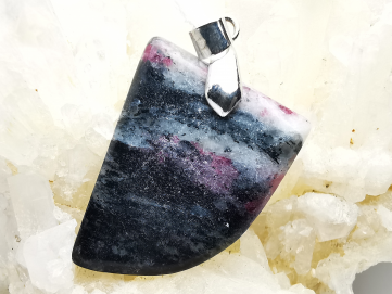 Pendentif : EUDIALYTE