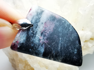 Pendentif : EUDIALYTE