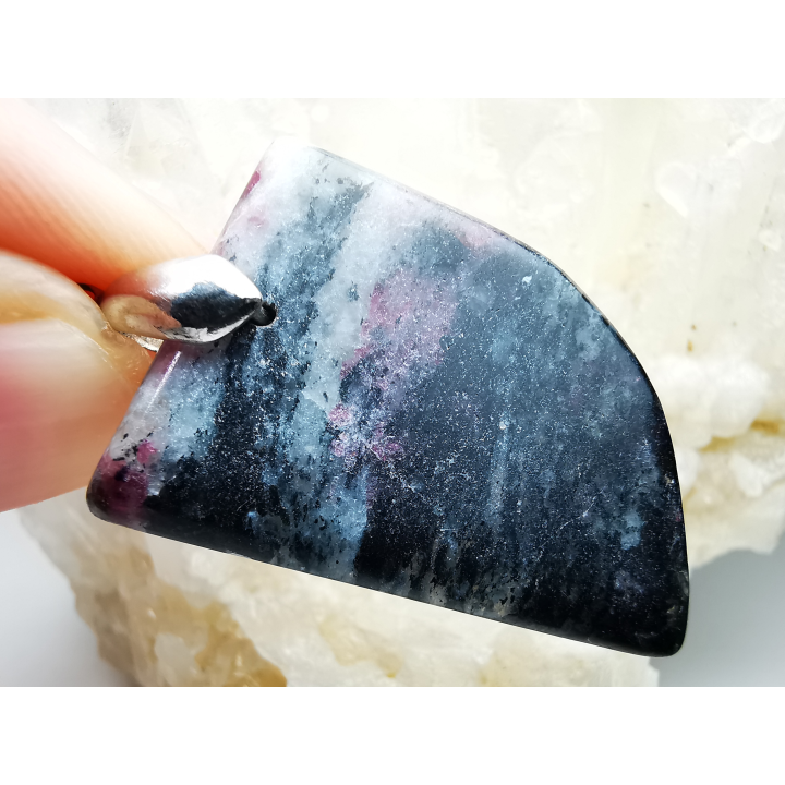 Pendentif : EUDIALYTE