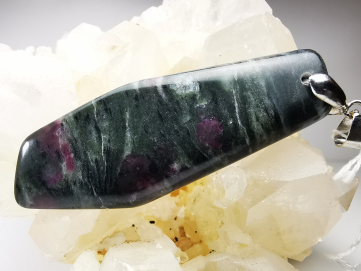 Pendentif : EUDIALYTE