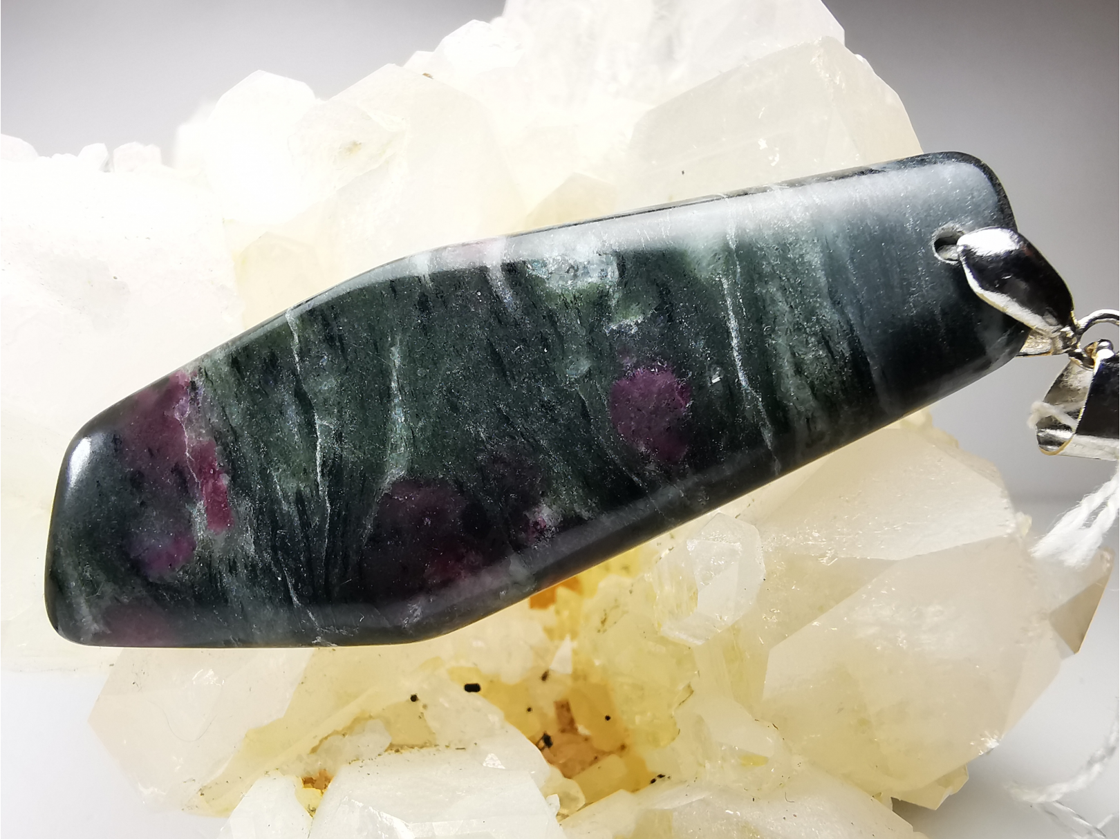 Pendentif : EUDIALYTE